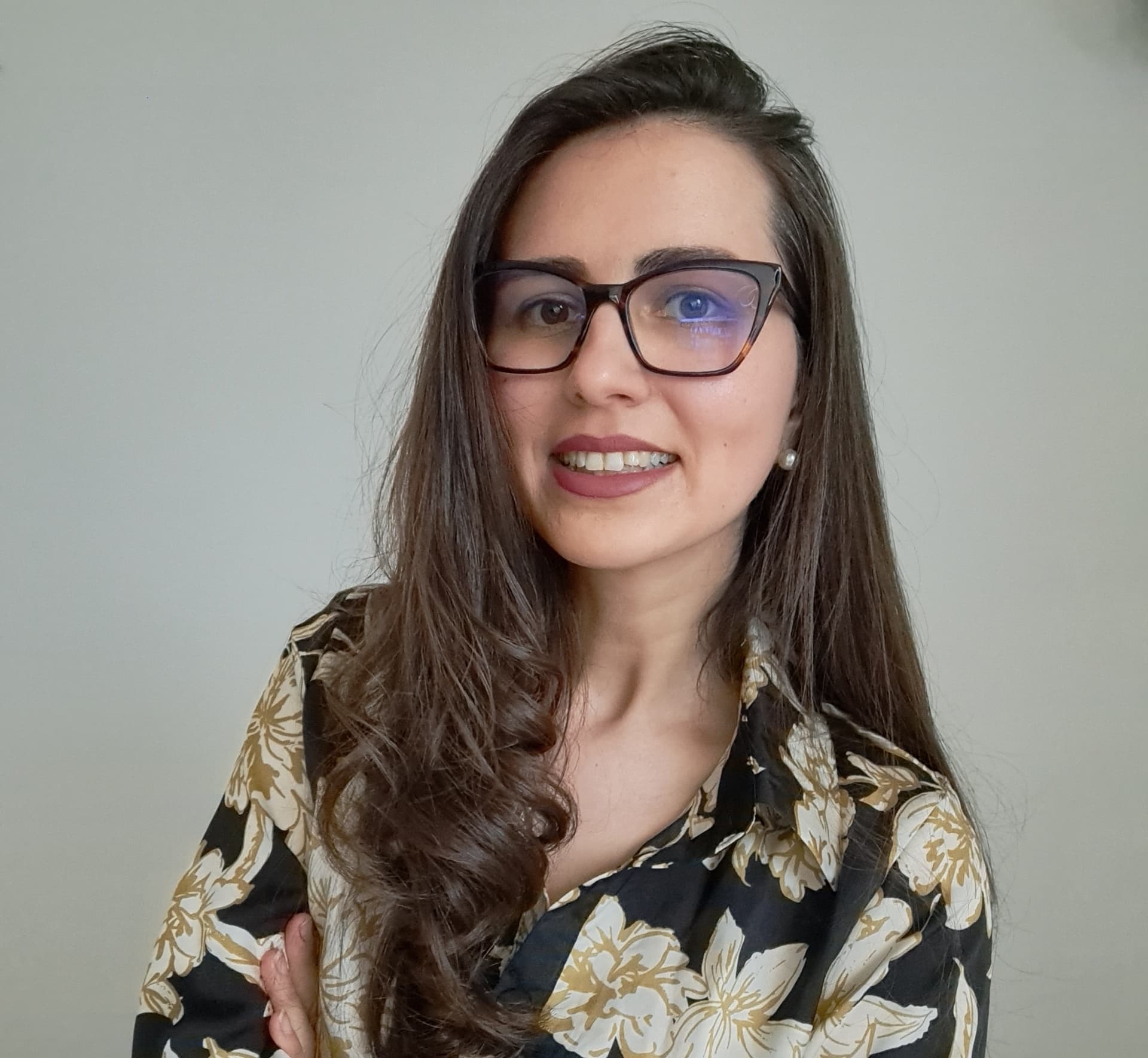 Madalina, the Romanian teacher behind Learn Romanian Hub, smiling